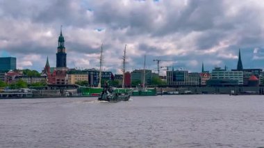 Tarih sokakları, nehir kanalları, Hamburg, Almanya 'nın köprüleri ve mimarisi 18 Mayıs 2025. Yüksek kalite 4k görüntü