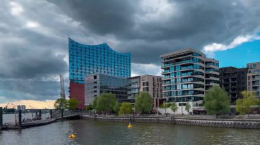 Tarih sokakları, nehir kanalları, Hamburg, Almanya 'nın köprüleri ve mimarisi 18 Mayıs 2025. Yüksek kalite 4k görüntü