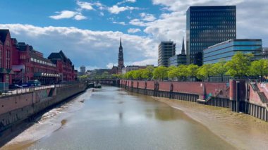 Tarih sokakları, nehir kanalları, Hamburg, Almanya 'nın köprüleri ve mimarisi 18 Mayıs 2025. Yüksek kalite 4k görüntü