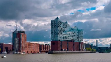 Tarih sokakları, nehir kanalları, Hamburg, Almanya 'nın köprüleri ve mimarisi 18 Mayıs 2025. Yüksek kalite 4k görüntü