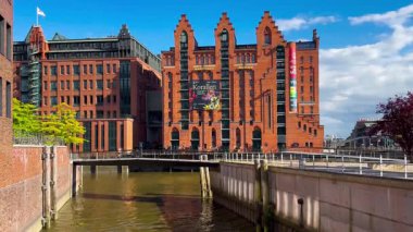 Tarih sokakları, nehir kanalları, Hamburg, Almanya 'nın köprüleri ve mimarisi 18 Mayıs 2025. Yüksek kalite 4k görüntü