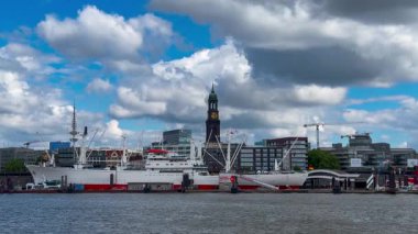 Tarih sokakları, nehir kanalları, Hamburg, Almanya 'nın köprüleri ve mimarisi 18 Mayıs 2025. Yüksek kalite 4k görüntü