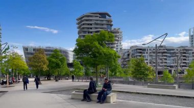 Tarih sokakları, nehir kanalları, Hamburg, Almanya 'nın köprüleri ve mimarisi 18 Mayıs 2025. Yüksek kalite 4k görüntü