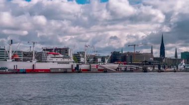 Tarih sokakları, nehir kanalları, Hamburg, Almanya 'nın köprüleri ve mimarisi 18 Mayıs 2025. Yüksek kalite 4k görüntü