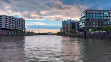 Tarih sokakları, nehir kanalları, Hamburg, Almanya 'nın köprüleri ve mimarisi 18 Mayıs 2025. Yüksek kalite 4k görüntü