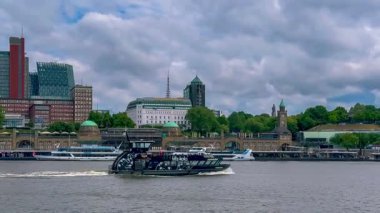 Tarih sokakları, nehir kanalları, Hamburg, Almanya 'nın köprüleri ve mimarisi 18 Mayıs 2025. Yüksek kalite 4k görüntü