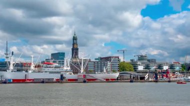 Tarih sokakları, nehir kanalları, Hamburg, Almanya 'nın köprüleri ve mimarisi 18 Mayıs 2025. Yüksek kalite 4k görüntü