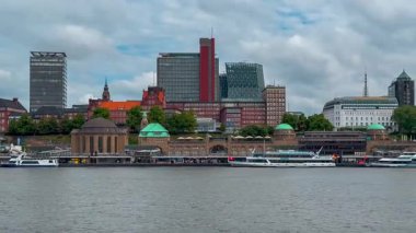 Tarih sokakları, nehir kanalları, Hamburg, Almanya 'nın köprüleri ve mimarisi 18 Mayıs 2025. Yüksek kalite 4k görüntü