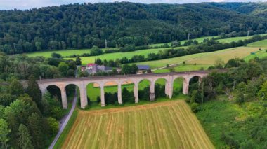 Hava aracı görüntüsü Kleiner Viadukt, Kuzey Ren Vestfalyası, Almanya, 15 Temmuz 2024. Yüksek kalite 4k görüntü