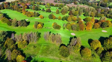 Almanya 'daki sonbahar golf sahasının insansız hava aracı görüntüsü. Yüksek kalite 4k görüntü