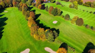 Almanya 'daki sonbahar golf sahasının insansız hava aracı görüntüsü. Yüksek kalite 4k görüntü
