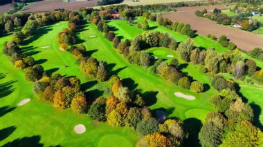 Almanya 'daki sonbahar golf sahasının insansız hava aracı görüntüsü. Yüksek kalite 4k görüntü