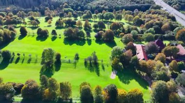Almanya 'daki sonbahar golf sahasının insansız hava aracı görüntüsü. Yüksek kalite 4k görüntü