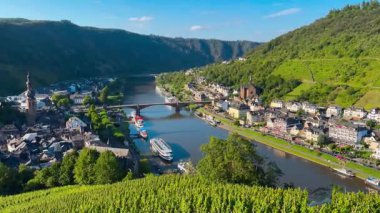 Mosel Vadisi 'nin şarap bölgesi. Şarap Turizmi Cochem, Rhineland-Palatinate, Almanya 2 Ağustos 2025. Yüksek kalite 4k görüntü