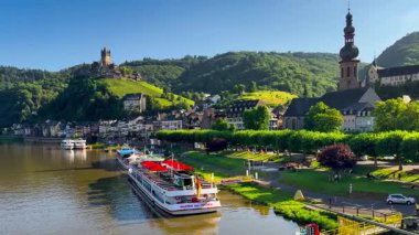 Mosel Vadisi 'nin şarap bölgesi. Şarap Turizmi Cochem, Rhineland-Palatinate, Almanya 2 Ağustos 2025. Yüksek kalite 4k görüntü