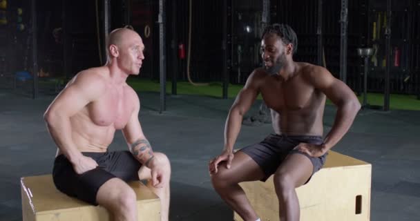 Χαρούμενα Shirtless Άνδρες Μυώδες Σώμα Κάθεται Στο Κουτί Στο Γυμναστήριο — Αρχείο Βίντεο