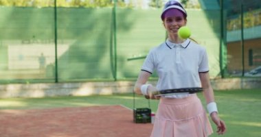 Kafkasyalı mutlu kızıl saçlı bayan tenisçi raket tutuyor ve zıplayan top. Profesyonel tenis eğitimi, spor ve yarışma konsepti. Top düşüyor, kız üzgün, kızgın mutsuz ağır çekim
