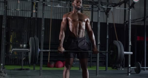 Αποφασισμένος Μαύρο Shirtless Sportsman Γενειάδα Άσκηση Professionally Lifting Weights Γιορτάζοντας — Αρχείο Βίντεο