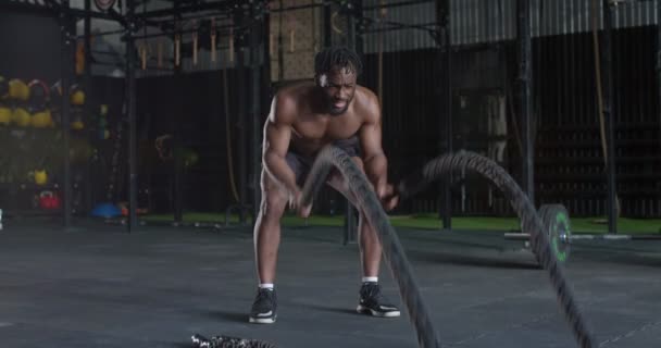 年轻强壮的非洲裔美国运动员被训练得精打细算 喜欢用钢丝绳进行训练 慢动作力量训练 全身而退 — 图库视频影像