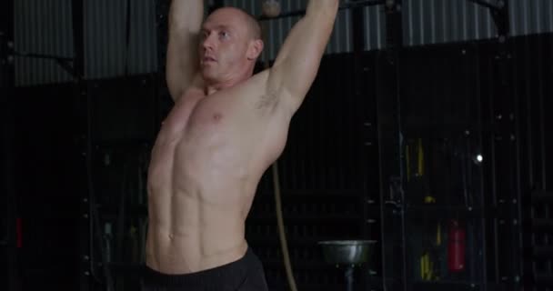 Ambitieuze Gemotiveerde Man Met Opgepompte Spieren Doet Een Oefening Druk — Stockvideo