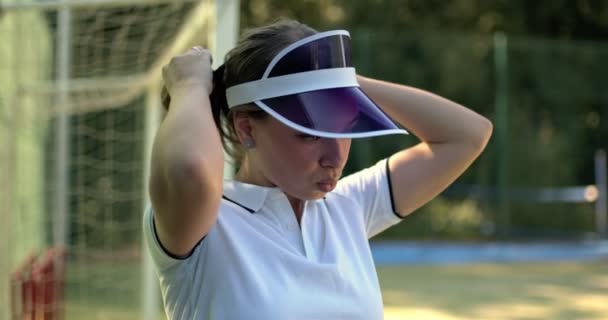 Mladá Blonďatá Tenistka Dělá Culík Připravuje Hru Nasazuje Čepici Usmívá — Stock video