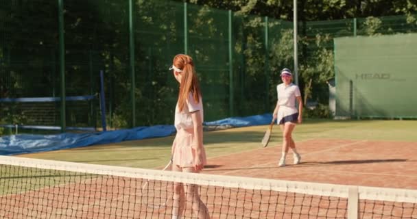 Kızıl Güzel Bayan Tenisçi Antrenman Sırasında Tenis Topu Servis Etmeye — Stok video