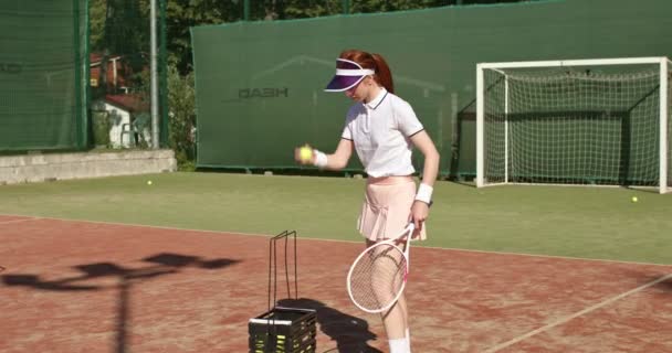 Profesyonel Yetenekli Tenisçi Topu Alır Yere Atar Topa Vurur Kadın — Stok video
