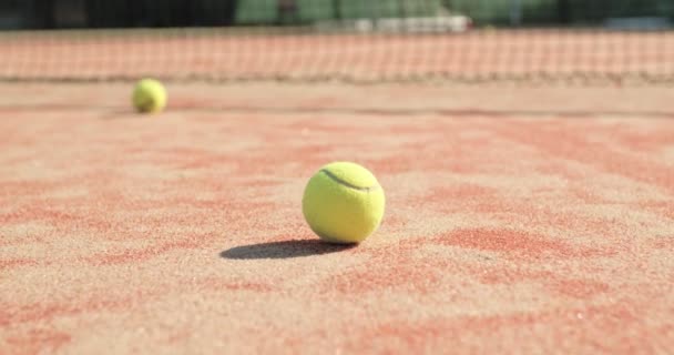 Ρίχνει Κίτρινη Μπάλα Του Τένις Στο Έδαφος Αθλητικός Εξοπλισμός Για — Αρχείο Βίντεο