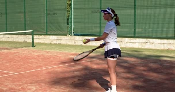 年轻的高加索人快乐的女孩在室外操练球拍打网球 女孩学习打网球业余爱好教育兴趣慢动作 — 图库视频影像