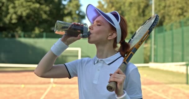 Žíznivá Unavená Zpocená Žena Tenistka Zázvorovým Tenisem Raketou Rameni Pitnou — Stock video