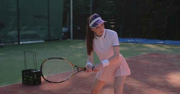 Joven Seria Hermosa Jugadora Tenis Pelirroja Está Esperando Intensamente Pase — Vídeo de stock