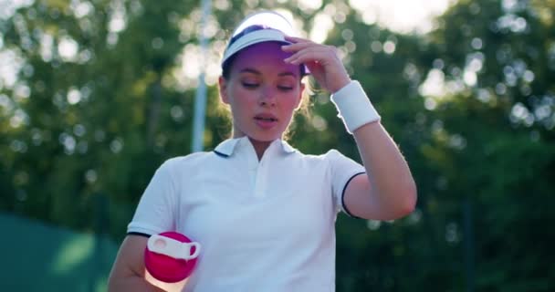 Cansada Rapariga Exausta Limpa Suor Cara Retrato Tenista Com Chapéu — Vídeo de Stock
