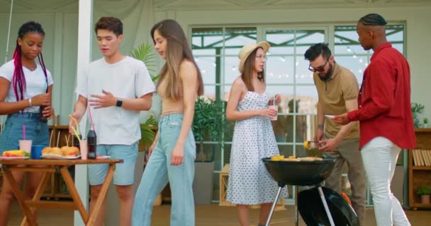 Sei Amici Multi Etico Grigliate Barbecue Bere Coca Durante Festa — Video Stock