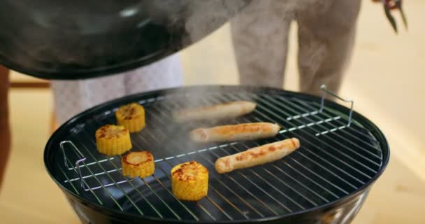 Savoureux Délicieux Saucisses Grillées Maïs Sur Une Plaque Grillée Outdoor — Video