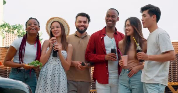 Jovens Multiétnicos Incríveis Felizes Posando Câmera Dia Verão Livre Grupo — Vídeo de Stock