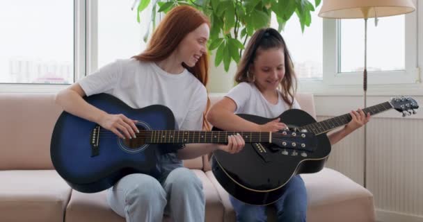 Cheefrul Matka Córka Siedzą Kanapie Grają Gitarze Samoizolacja Jakości Czasu — Wideo stockowe