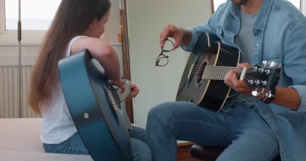 Erkek Kıza Müzik Aletini Nasıl Tutacağını Öğretiyor Konum Parmakları Gitar — Stok video