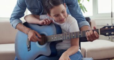 Yetenekli kız erkekleri çalarken izliyor sonra da akorlar ve şarkılar çalıyor. Rahatla, eğlen ve gitar çalmayı öğrenmeye başla. yavaş çekim
