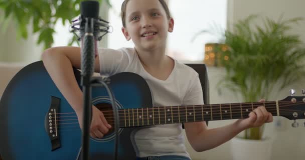 Adorable Cute Girl Baw Się Gitarą Domu Przygotować Się Występu — Wideo stockowe