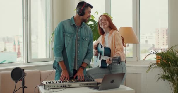 Šťastný Vousatý Talentovaný Muž Hrající Klavír Zrzavá Žena Hrající Doma — Stock video