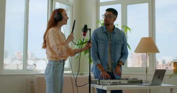 Pozitif Kızıl Kız Sakallı Yakışıklı Adam Stüdyoda Iyi Eğlenceler Şarkı — Stok video
