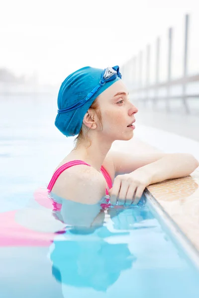 Stanca Ragazza Bagnata Blu Cuffia Nuoto Con Gli Occhi Azzurri — Foto Stock