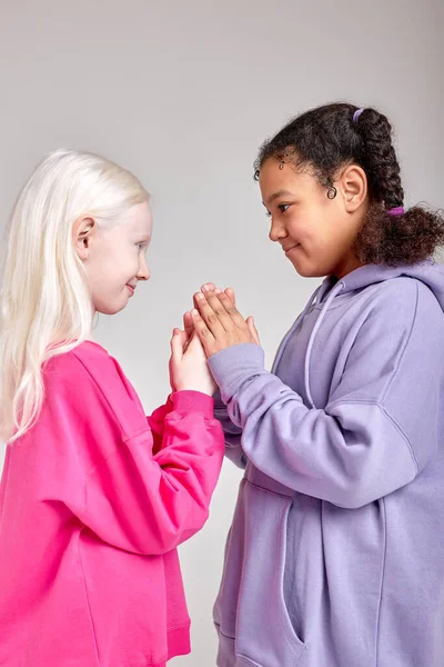 Vicces Mosolygó Lányok Fogják Egymás Tenyerét Kívánnak Támogatják Megosztják Titkaikat — Stock Fotó