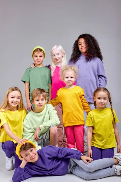 Grupo Crianças Multiétnicas Felizes Olhar Para Câmera Isolado Fundo Branco — Fotografia de Stock