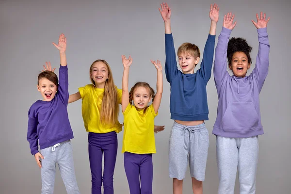 Felici Bambini Piccoli Gode Tempo Felicità Isolato Sfondo Grigio Emozioni — Foto Stock