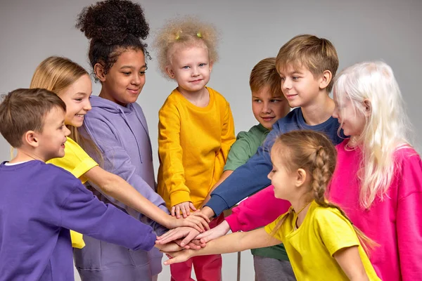 Multiethnische Fröhliche Kinder Haben Spaß Lager Familienfreundschaft Isoliert Weißen Hintergrund — Stockfoto