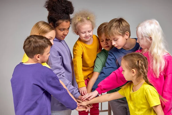 Vriendelijke Kinderen Zetten Handen Palm Samen Saamhorigheid Steun Geïsoleerde Witte — Stockfoto