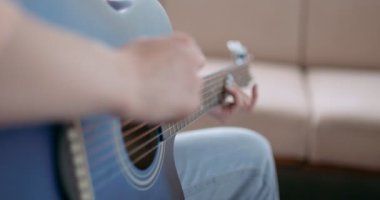 Yetenekli, hırslı bir kızın koronovirüs sırasında evde gitar dersi alması, karantina, tecrit, arka planda bulanıklık...