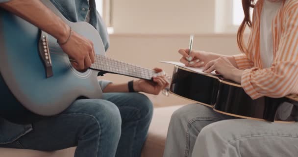 Dva Talentovaní Zkušení Skladatelé Hrající Kytaru Skládající Hudbu Poznámkovém Bloku — Stock video