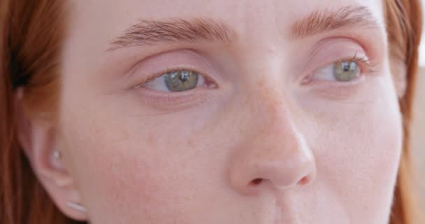 Close Bela Mulher Infeliz Deprimida Impressionante Com Olhos Verdes Slow — Vídeo de Stock